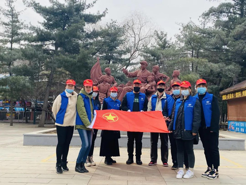 今天，南湖公園來了一群小紅帽
